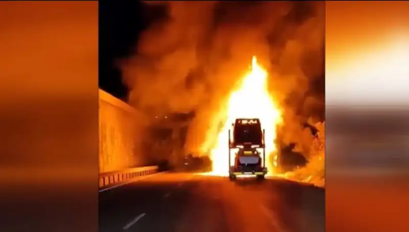 Otomobil Yüklü Tırda Yangın: 8 Araç Tahrip Oldu, Sebebi Araştırılıyor