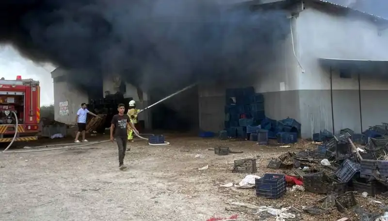 Plastik Kasa Deposunda Yangın: Simsiyah Dumanlar Hava Sahasını Kapatıyor