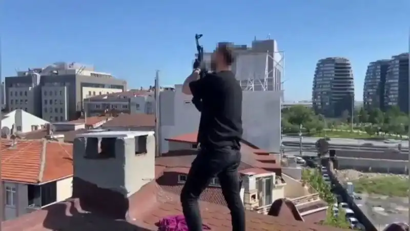 İstanbul'da Çatıda Gizlice Fırtına Koptu: Bacadan AK-47 Ele Geçirildi!