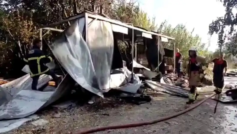 Hatay'da Konteyner Yangını: Dev Kürekle Özellikli Eşya Yangını Kontrol Altına Alındı