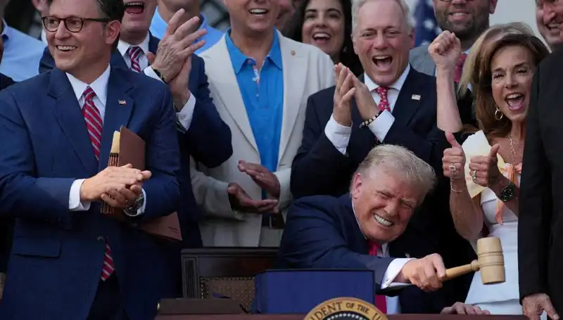 Trump, "Büyük ve Güzel Yasa Tasarısı"nı İmzaladı: ABD'yi Bekleyen Değişimler