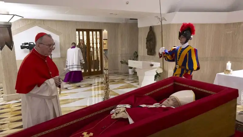Papa'nın Tabutundaki Fotoğraflar: Gözyaşları ve Duygusal Anlar