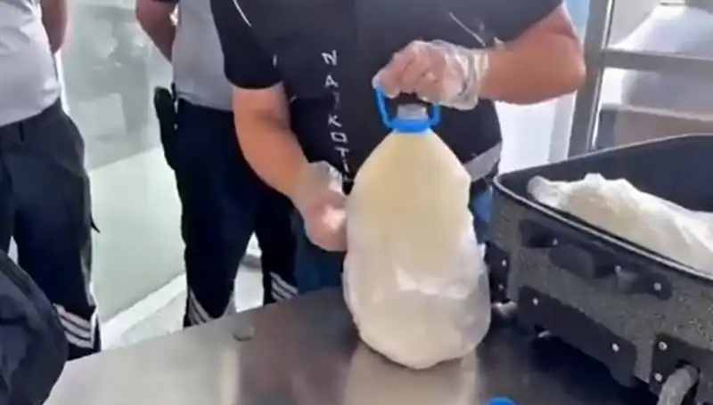 Havalimanında Süt Şişesi İçinde Şok Tantana: 12 Kilogram Uyuşturucu!