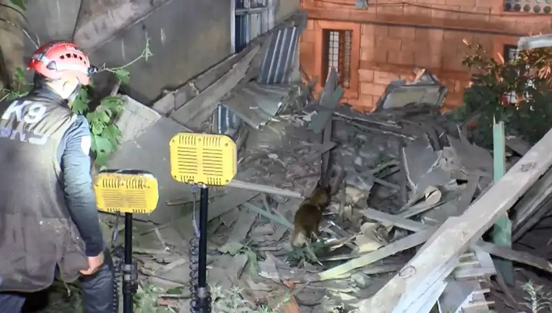 İstanbul'da Deprem Sonrası Hasar Tespit Edilen Bina Çöktü