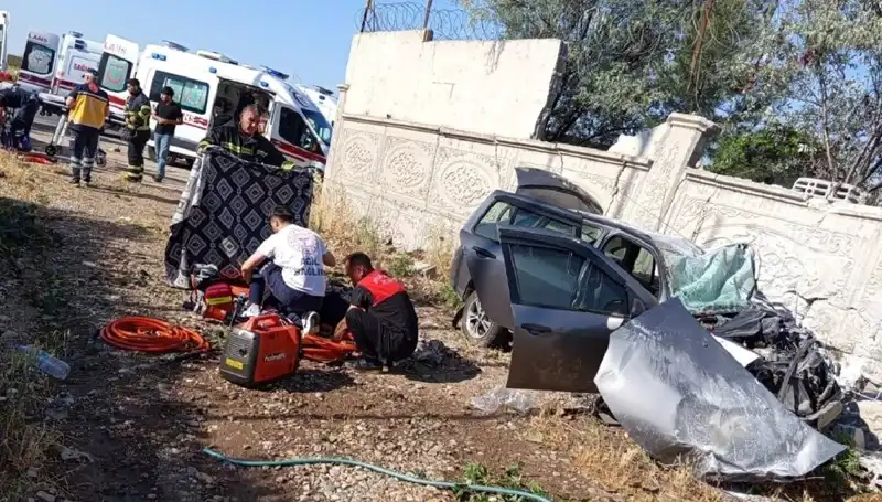 Lastiği Patlayan Araç İstinad Duvarına Çarptı: Faciada 1 Ölü, 6 Yaralı