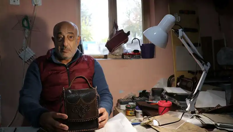 58 Yaşındaki Depremzede Kadın, El Emeği Çantalarıyla Yeni Bir Yaşa Başladı