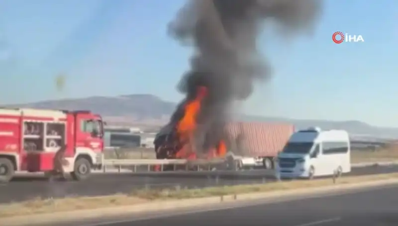 Ankara'da TIR Kazası: Alev Alev Yanan Araç Trafiği Kilitledi