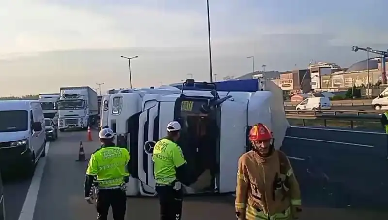 Pendik TEM Otoyolu'nda Devrilen TIR, İstanbul Trafiğini Felç Etti