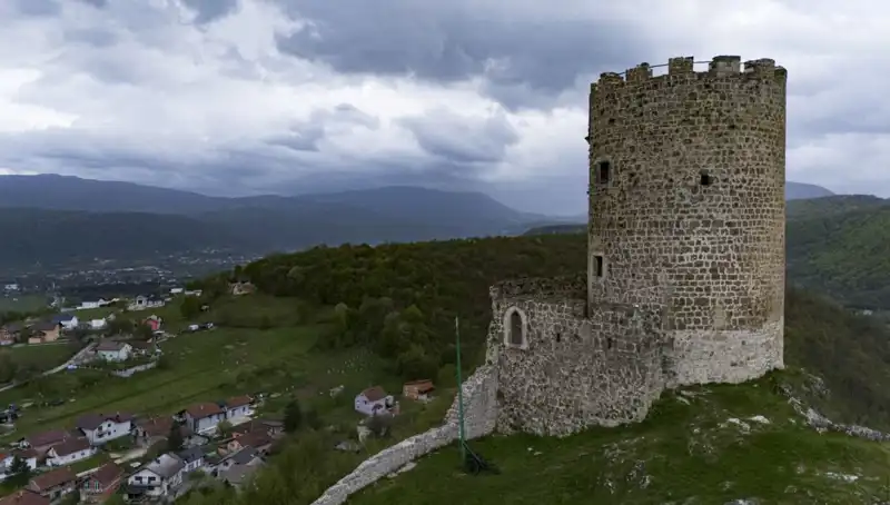 Bosna Hersek'in Tarihi Mirası: Zamana Direnen Sokolac Kalesi