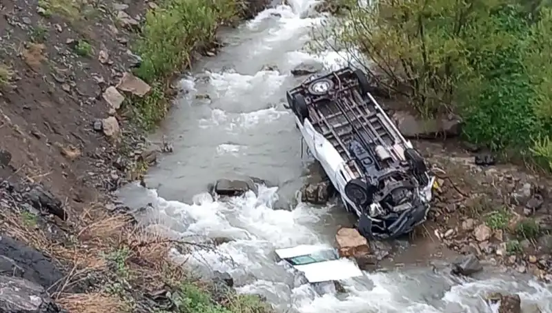 Hakkari'de Minibüs Devrildi: Can Pazarı Anları Kameralara Yansıdı