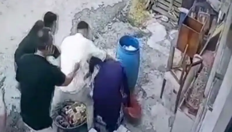 Başakşehir'de Bidon Kavgası: Baba ve Oğul Bir Kadını Darp Etti!