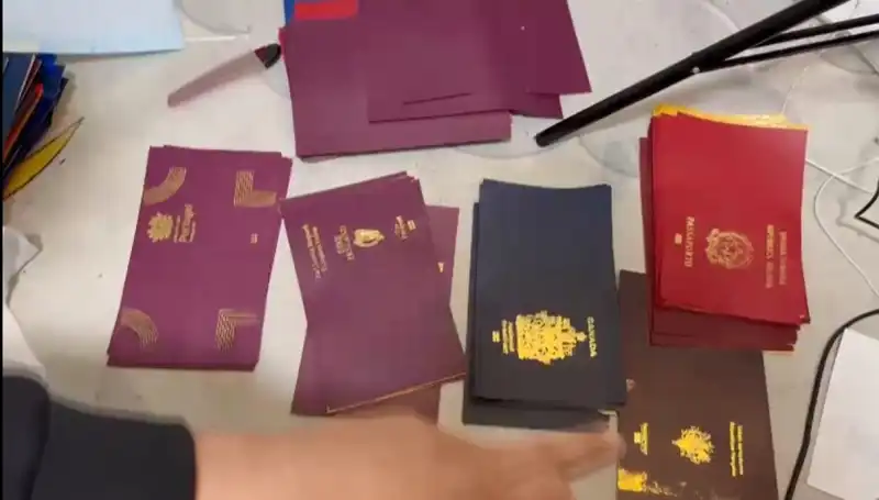 Türkiye'de Sahte Pasaport ve Vize Operasyonu: Suç Şebekesi Çökertildi
