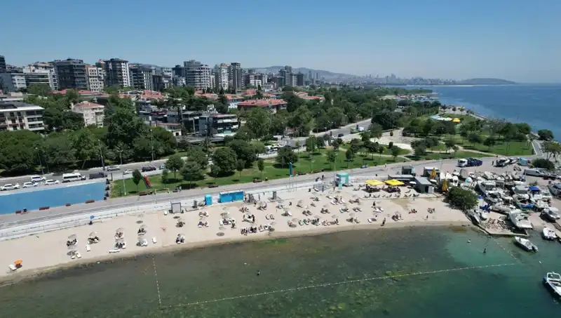 İstanbul’da Sıcak Hava İlkbahar Serinliğiyle Yer Değiştirdi, Caddebostan Doldu Taştı!