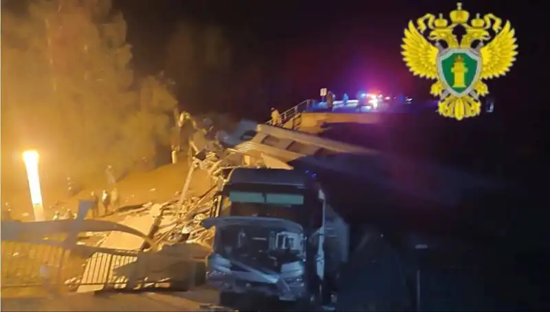 Rusya'da Köprü Çökmesi: Tren Üzerine Düştü, Can Kaybı ve Yaralılar Var!