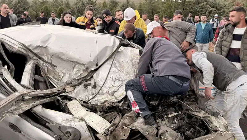 TIR ile Çarpışmanın Korkunç Sonucu: Kağıt Gibi Ezilen Otomobil