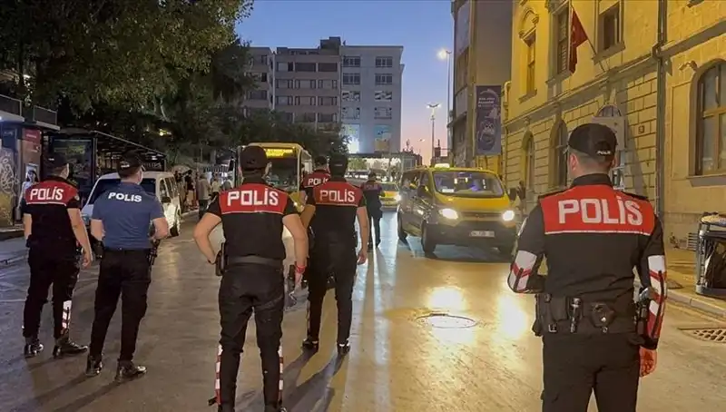 İstanbul’da 4 Saat İçinde Gerçekleşen Polisiye Operasyon: Yüzlerce Gözaltı İşlemi