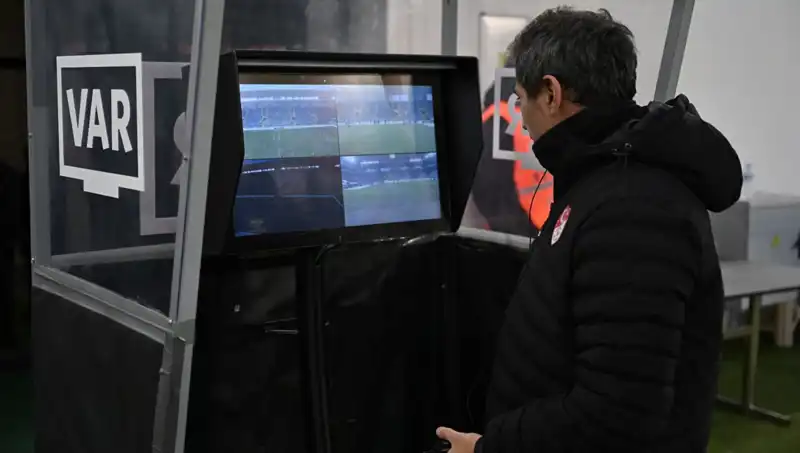 Konyaspor-Galatasaray Maçının VAR Hakemi Piotr Lasyk Kimdir?
