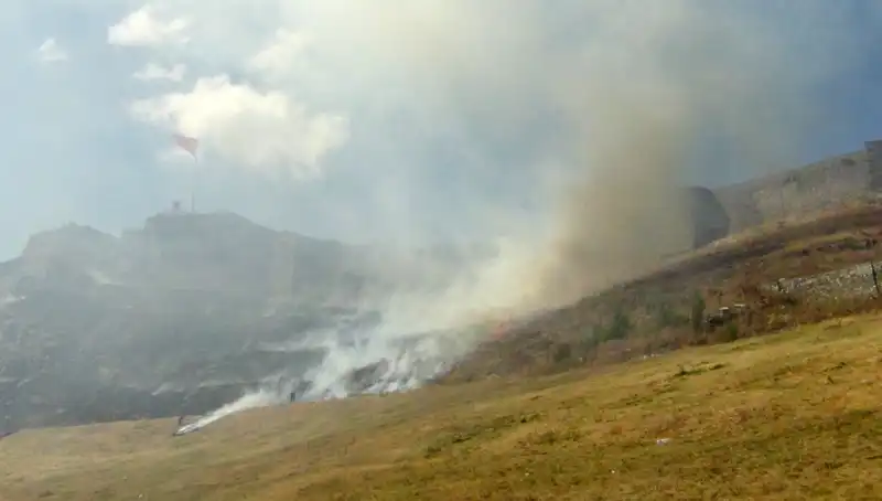 Kars Kalesi Eteklerinde Meydana Gelen Anız Yangını, Şehri Endişelendirdi