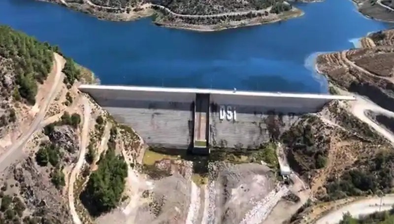 Çeşme'de Su Kesintileri Sona Erdi: Su Hasreti Bitiyor!