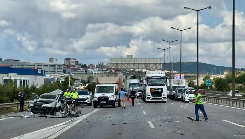 Otoyol Trafiği Durduran Feci Kaza: Üç Kişi Araçta Sıkıştı