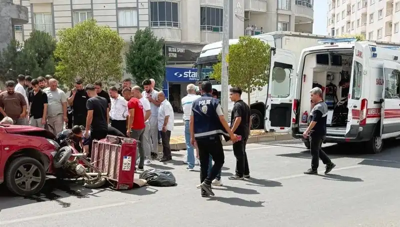 Mardin'de Trafik Kazası: İki Kişi Yaralandı, Seyir Halindeki Araçta Şok Görüntüler