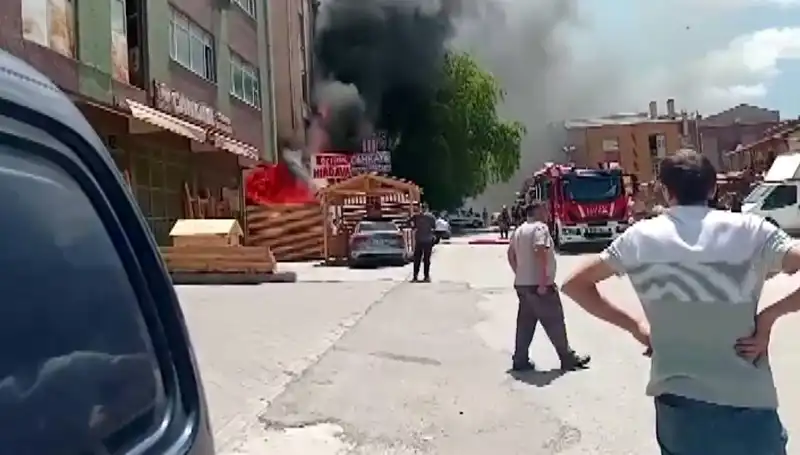 Ankara'da Feci Yangın: İş Yerlerini Saran Alevler Korkuttu
