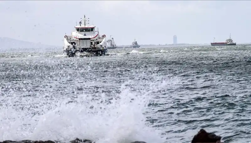 İzmir'de Fırtına Nedeniyle Vapur Seferlerine Ara Verildi!