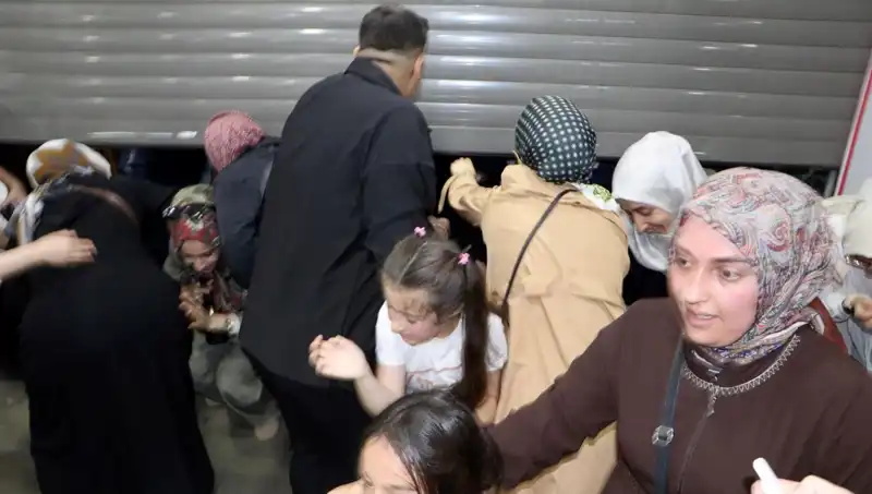 Alışveriş Merkezindeki Yüzde 50 İndirim Fırtınası: Müşteriler Birbirine Girdi