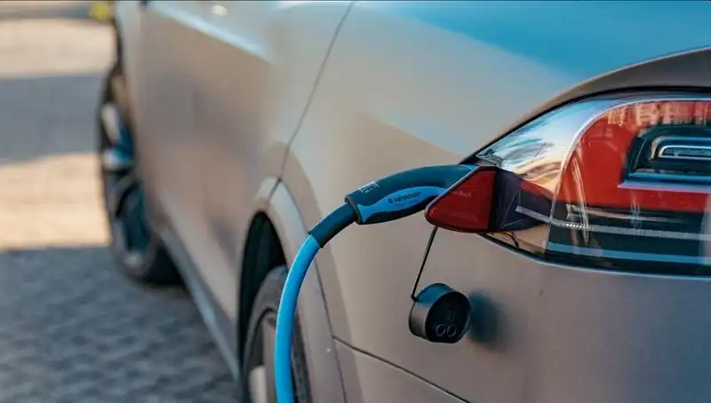 Elektrikli Araç Satışlarındaki Düşüş: Nedenleri ve Gelecek Trendleri