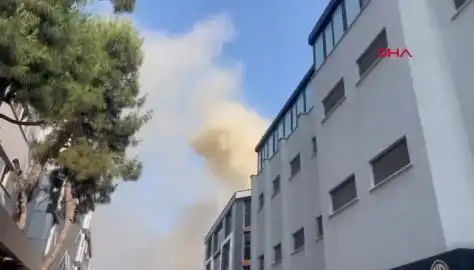 İstanbul'da 4 Katlı İş Merkezinde Çıkan Yangın, Ekipler Müdahale Ediyor