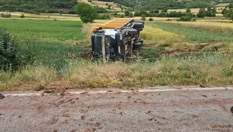 Tokat'ta Devrilen Kamyon Kaza Yaptı: Şoför Hayatını Kaybetti