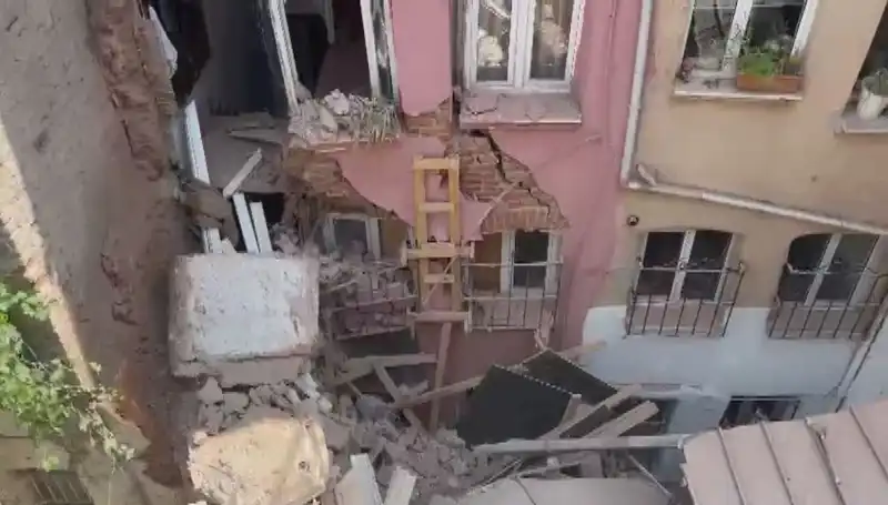 İstanbul’da Üç Katlı Bina Balkonu Çöktü: Olay Anı ve İlk Gözlemler