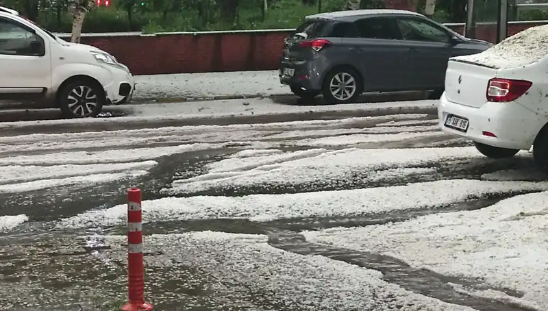 Ardahan’da Dolu Yağışı Şehri Beyaza Bürüdü: Doğa İle İlgili Beklenmedik Gelişmeler