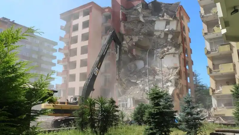 Dalgalar Yıkılan Binaları Sarstı: İki Yıl Sonra Yıkıma Geçildi