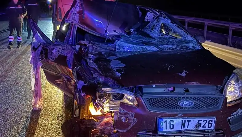 Afyonkarahisar'da Feci Kaza: Otomobil ve TIR Çarpıştı, 4 Yaralı!