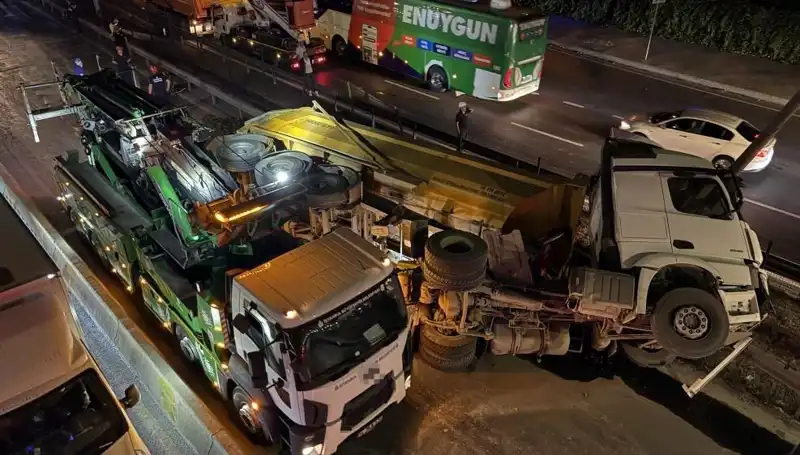 Moloz Yüklü Hafriyat Kamyonu Devrildi: Faciadan Dönüldü