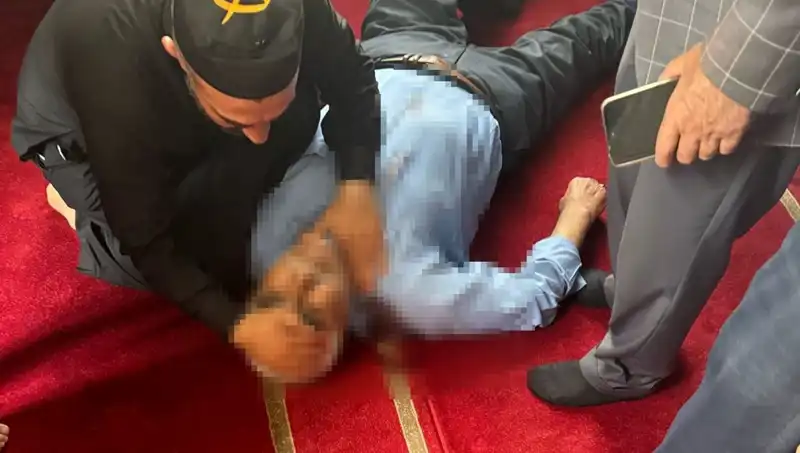 Camide Şok Eden Olay: Namaz Kılan Bir Kişiye Bıçaklı Saldırı