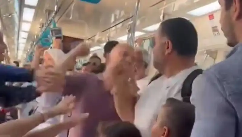 Marmaray'da Yaşanan Yumruklu Kavga: Yolcular Dehşet Anları Yaşadı