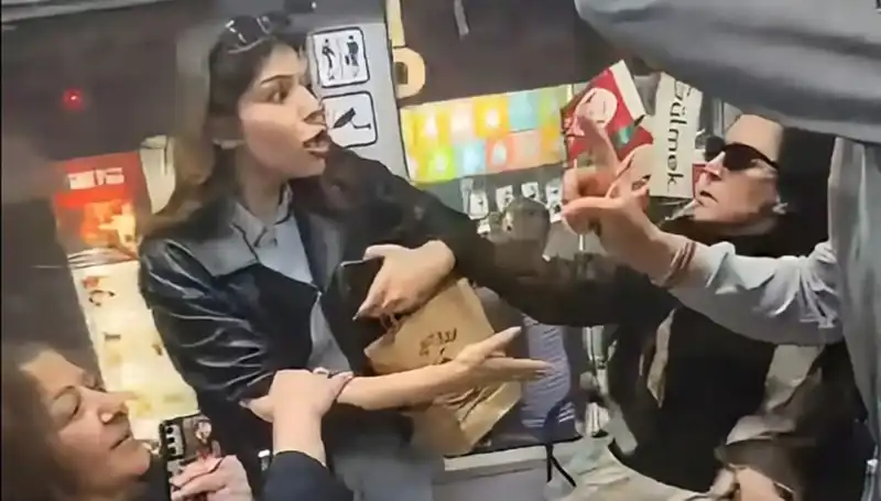 Tramvayda Kadınlar Arasında Rekabet: Tekmeli ve Küfürlü Kavga
