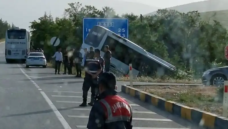 Isparta'da Tur Otobüsü ile Yolcu Otobüsü Çarpıştı: Yaralı Sayısı Artıyor!