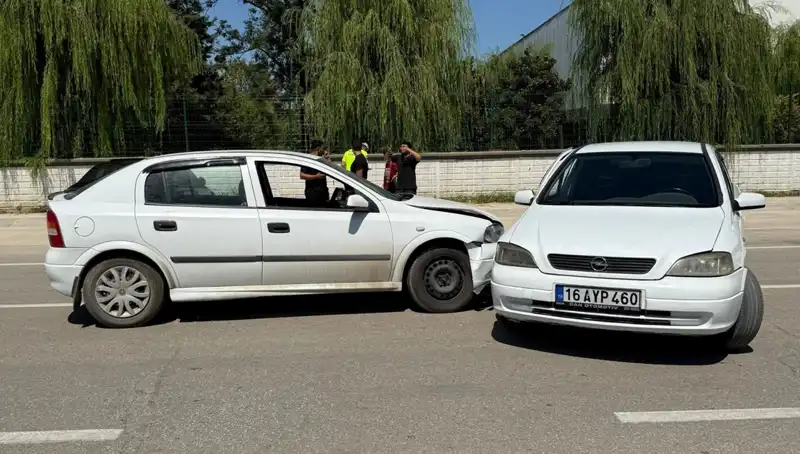 İki Otobil Çarpıştı: Kaza Sonrası İki Kişi Yaralandı