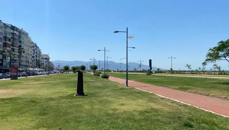 İzmir'de Yaz Sıcaklarının Zirveye Ulaşmasıyla Kordon Boş Kaldı