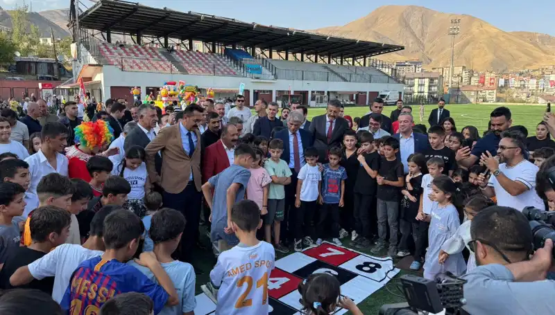 Hakkari’de Geleneksel Anadolu Şenliği Coşkuyla Başladı