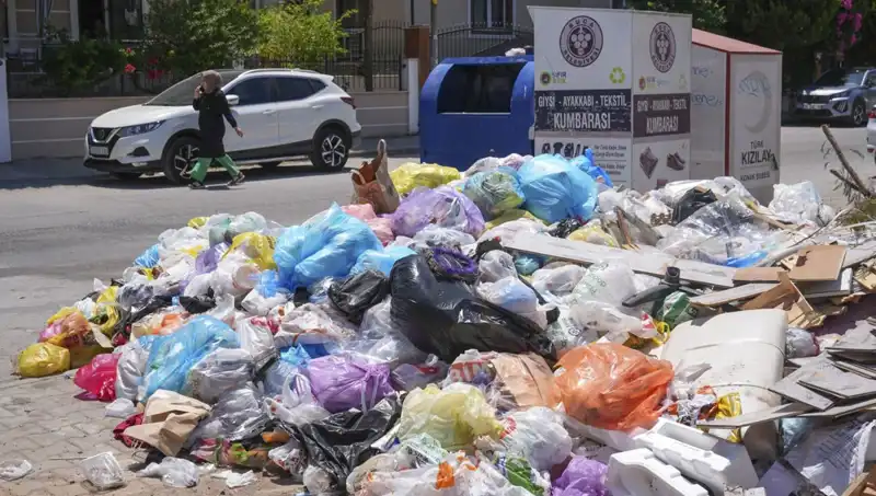 İzmir'in Sokaklarında Çöp Yığınları: Çözüm Nereye Kayboldu?