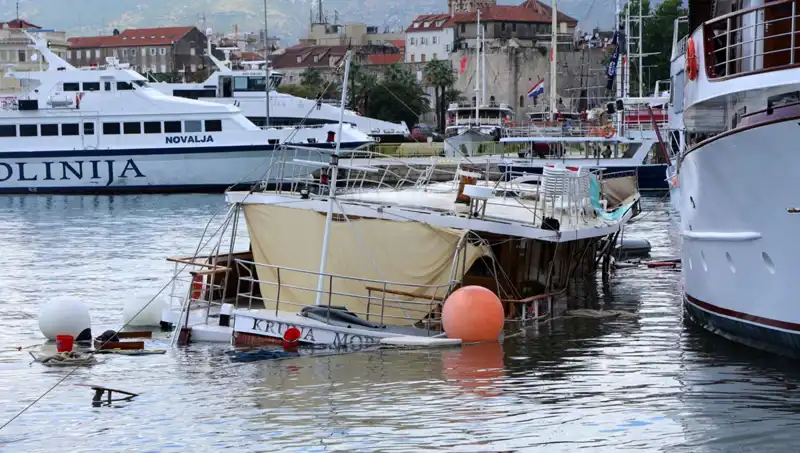 Hırvatistan’da Fırtına Felaketi: Feribot, Gemiye Çarptı ve Battı!
