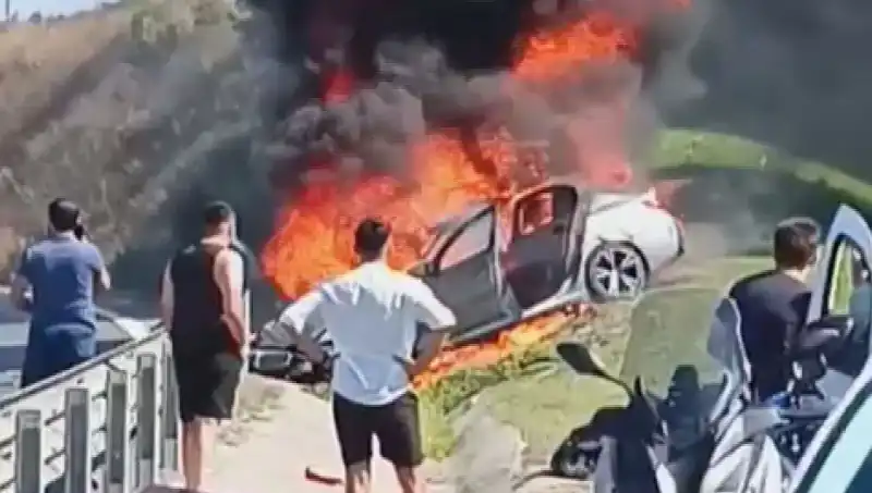 TEM Otoyolu'nda Dehşet: Kaza Sonrası Otomobil Alev Alev Yandı!