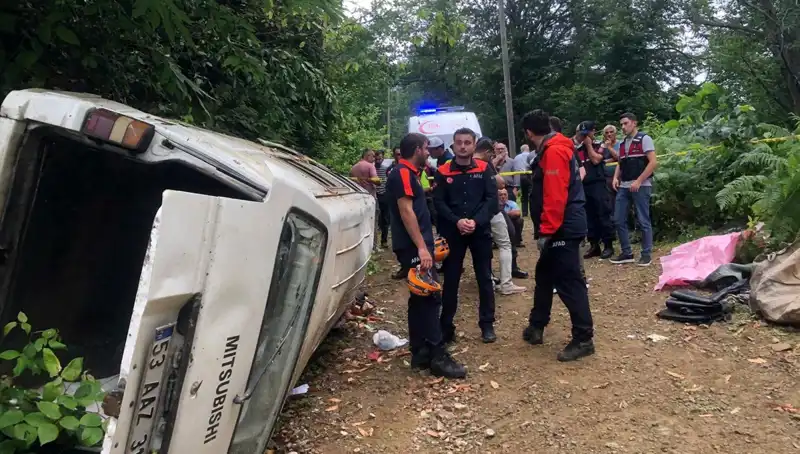 Rize'de Minibüs Faciası: Yamaçtan Yuvarlanan Araçta İki Can Geldi