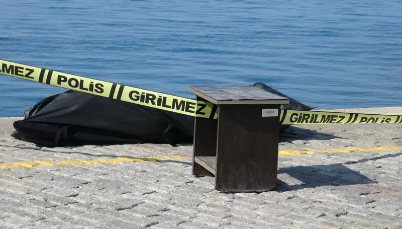 Falezlerin Arasında Bulunan Gizemli Erkek Cesedi, İhbarla Ortaya Çıktı